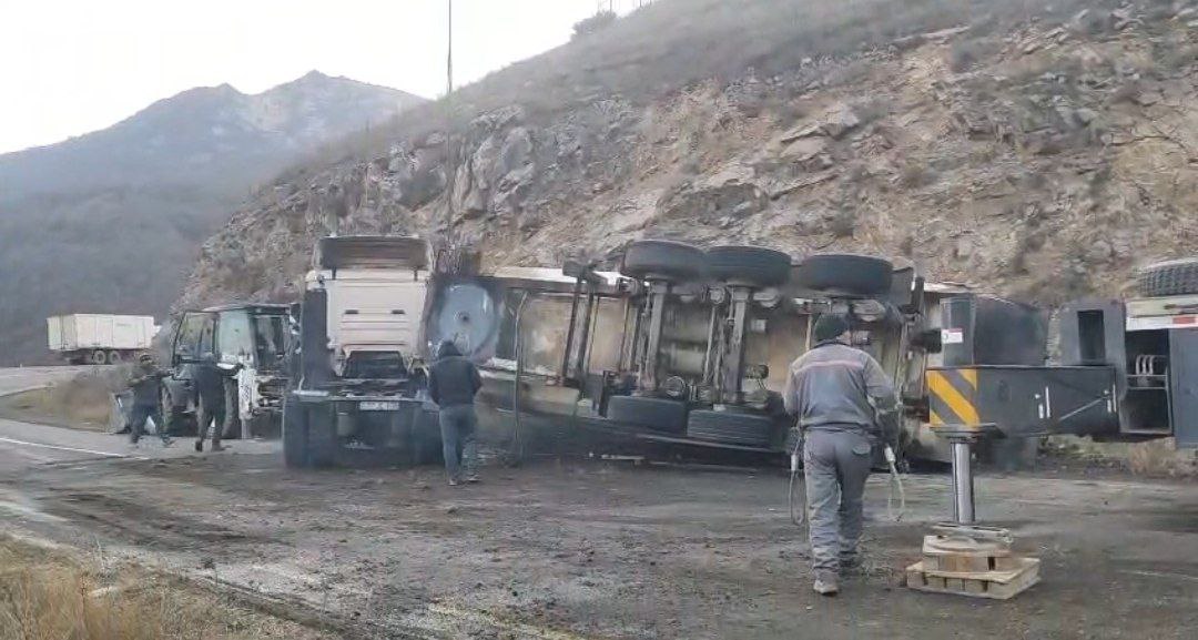 Laçın-Şuşa yolunda yük maşını aşıb, yol bağlanıb - FOTO Laçın-Şuşa yolunda yük maşını aşıb, yol bağlanıb - FOTO