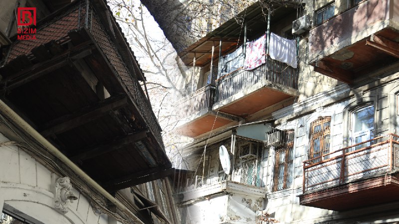 Bakının mərkəzində köhnə eyvanlar TƏHLÜKƏ saçır – Məsul qurumlar hara baxır? – VİDEO Bakının mərkəzində köhnə eyvanlar TƏHLÜKƏ saçır – Məsul qurumlar hara baxır? – VİDEO