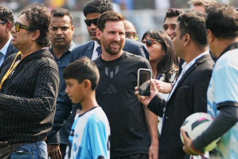 Messi Hindistandan milyon dollarlıq hədiyyə ilə qayıtdı - FOTO Messi Hindistandan milyon dollarlıq hədiyyə ilə qayıtdı - FOTO