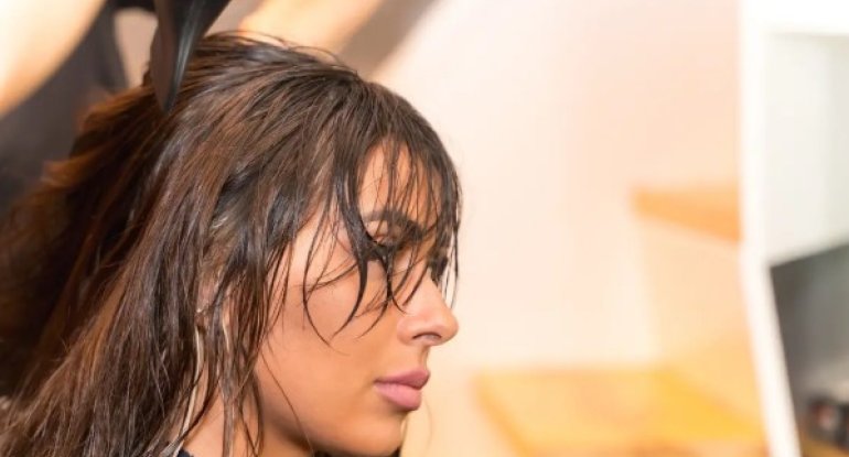 Yaş saçlarla yatsanız, nə baş verər? Yaş saçlarla yatsanız, nə baş verər?