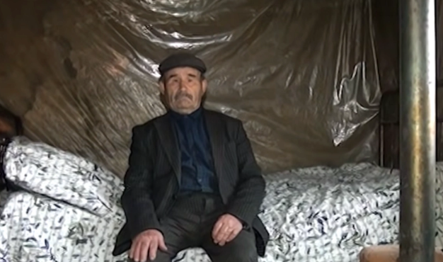 Hədiyyə bəhanəsi ilə oğurluq: Goranboyda 81 yaşlı kişini aldadıblar – VİDEO Hədiyyə bəhanəsi ilə oğurluq: Goranboyda 81 yaşlı kişini aldadıblar – VİDEO