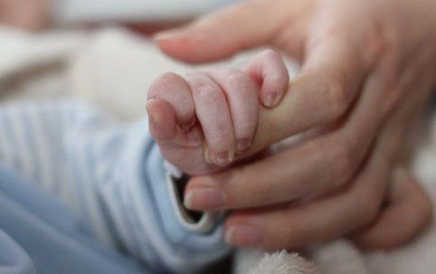 Arabadan yıxılan 10 aylıq körpə öldü Arabadan yıxılan 10 aylıq körpə öldü