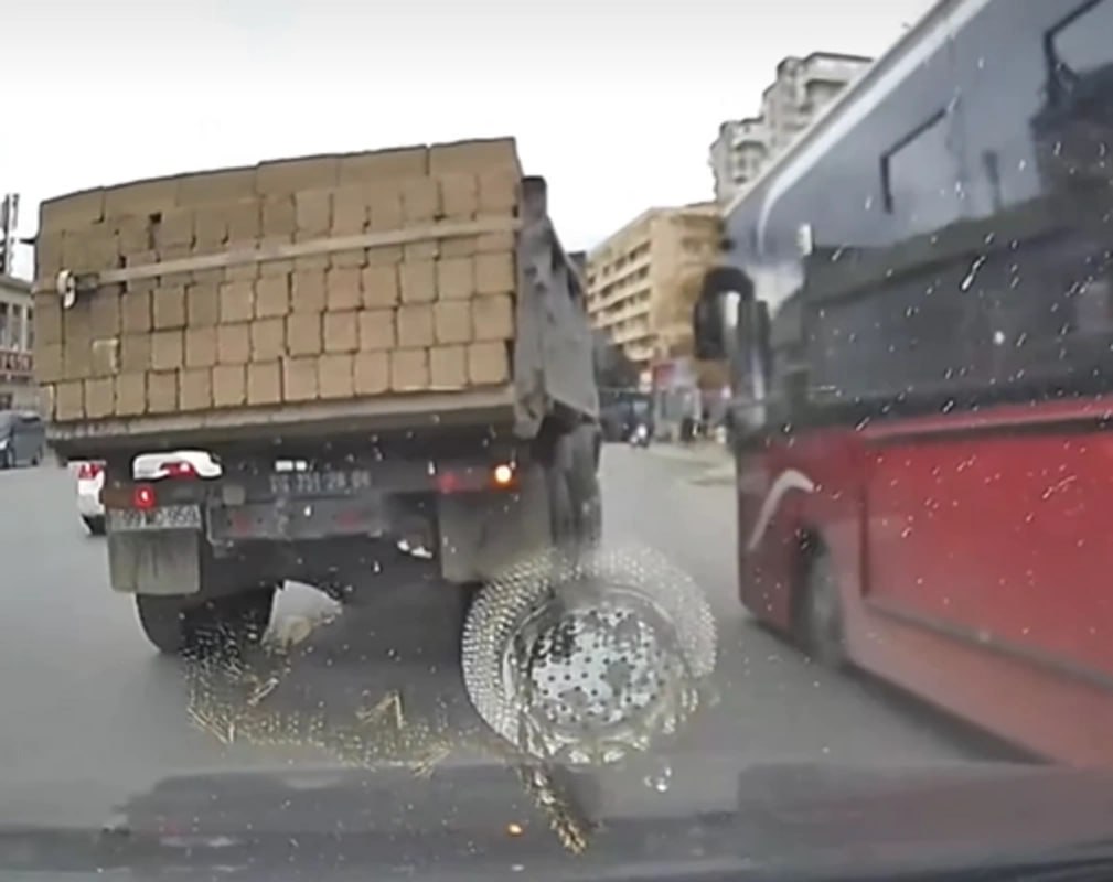 Bakıda sərnişin avtobusu ağır qəzadan son anda qurtuldu – ANBAAN VİDEO Bakıda sərnişin avtobusu ağır qəzadan son anda qurtuldu – ANBAAN VİDEO