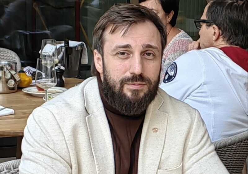 Putinin qardaşı oğlunun dostu özünü polis şöbəsindən yerə atdı Putinin qardaşı oğlunun dostu özünü polis şöbəsindən yerə atdı