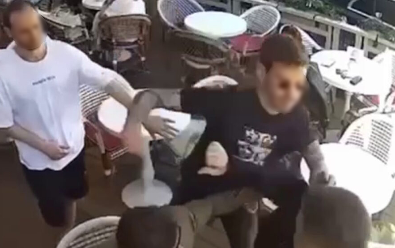 Kafedə dalaşanları ayırmaq istədi - Həyatından oldu… - FOTO Kafedə dalaşanları ayırmaq istədi - Həyatından oldu… - FOTO