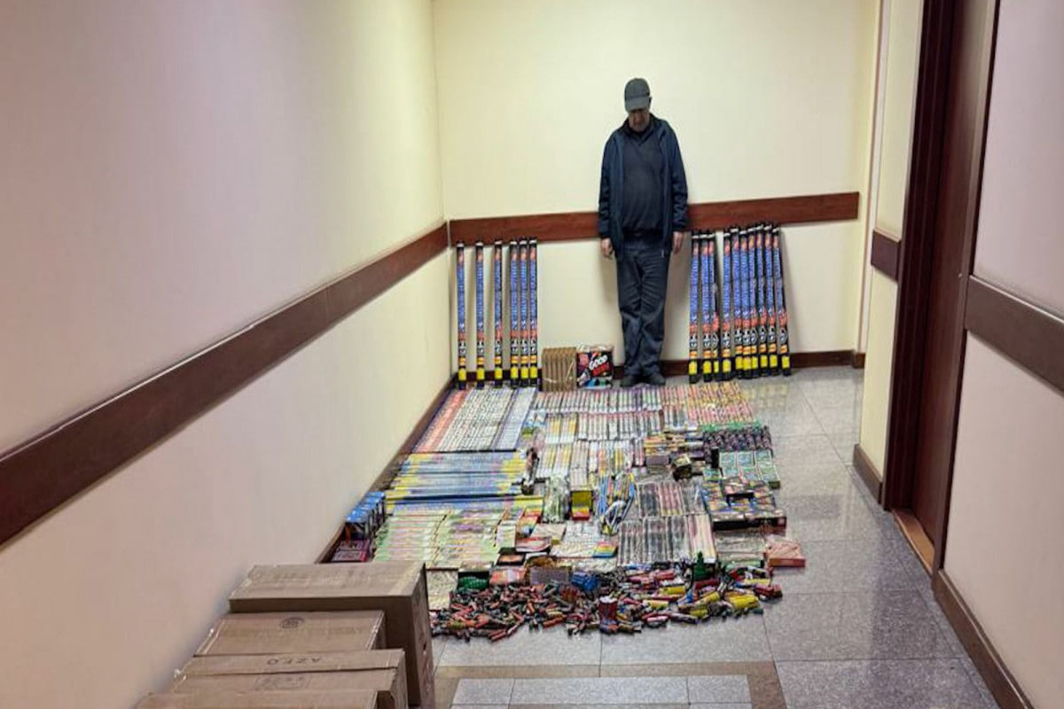 Bakıdakı ticarət mərkəzində pirotexniki vasitələr satılan anbar aşkarlanıb &ndash; VİDEO