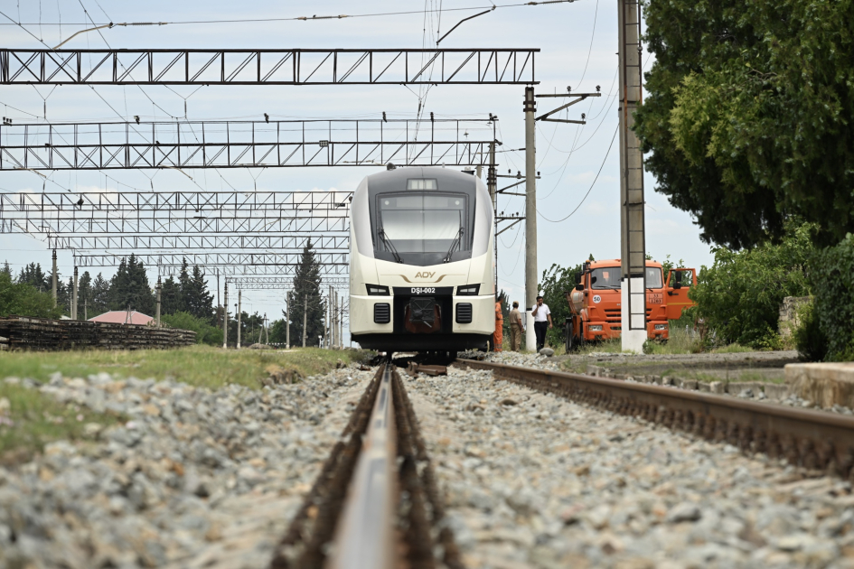 Kürdəmirdə DƏHŞƏT: Qatarın üzərindən keçmək istəyən məktəblini &ldquo;tok&rdquo; vurdu