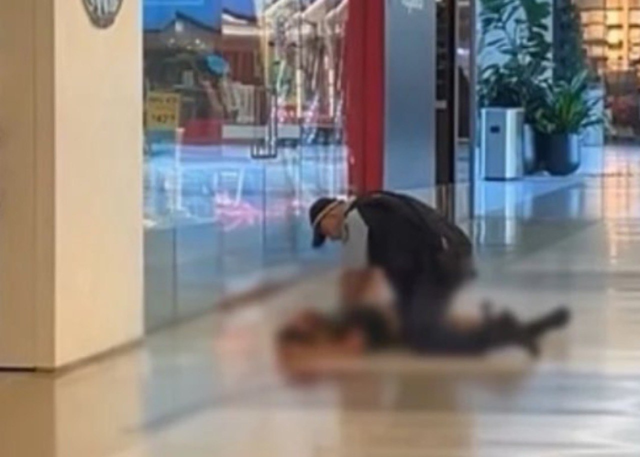 Ticarət mərkəzində 27 yaşlı kişi insanlara hücum edib, ölən və yaralılar var - VİDEO Ticarət mərkəzində 27 yaşlı kişi insanlara hücum edib, ölən və yaralılar var - VİDEO