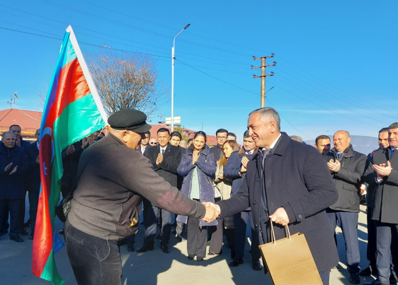 İlk köç karvanı Kərkicahana çatdı, açarlar təqdim olundu – FOTO İlk köç karvanı Kərkicahana çatdı, açarlar təqdim olundu – FOTO