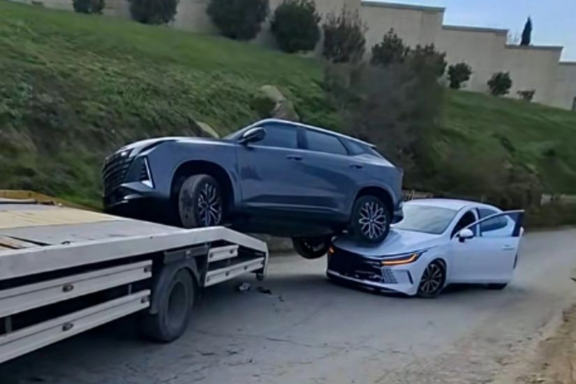 Evakuatorla daşınan avtomobil yolda digər maşının üstünə düşdü - VİDEO