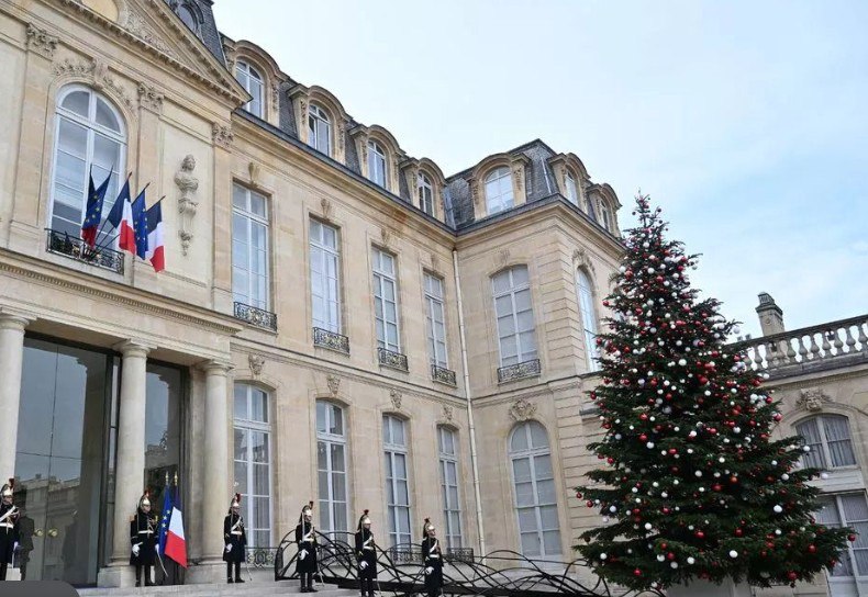 Makronun sarayında minlərlə avroluq qarət - Oğurlayıb hərraca çıxardılar