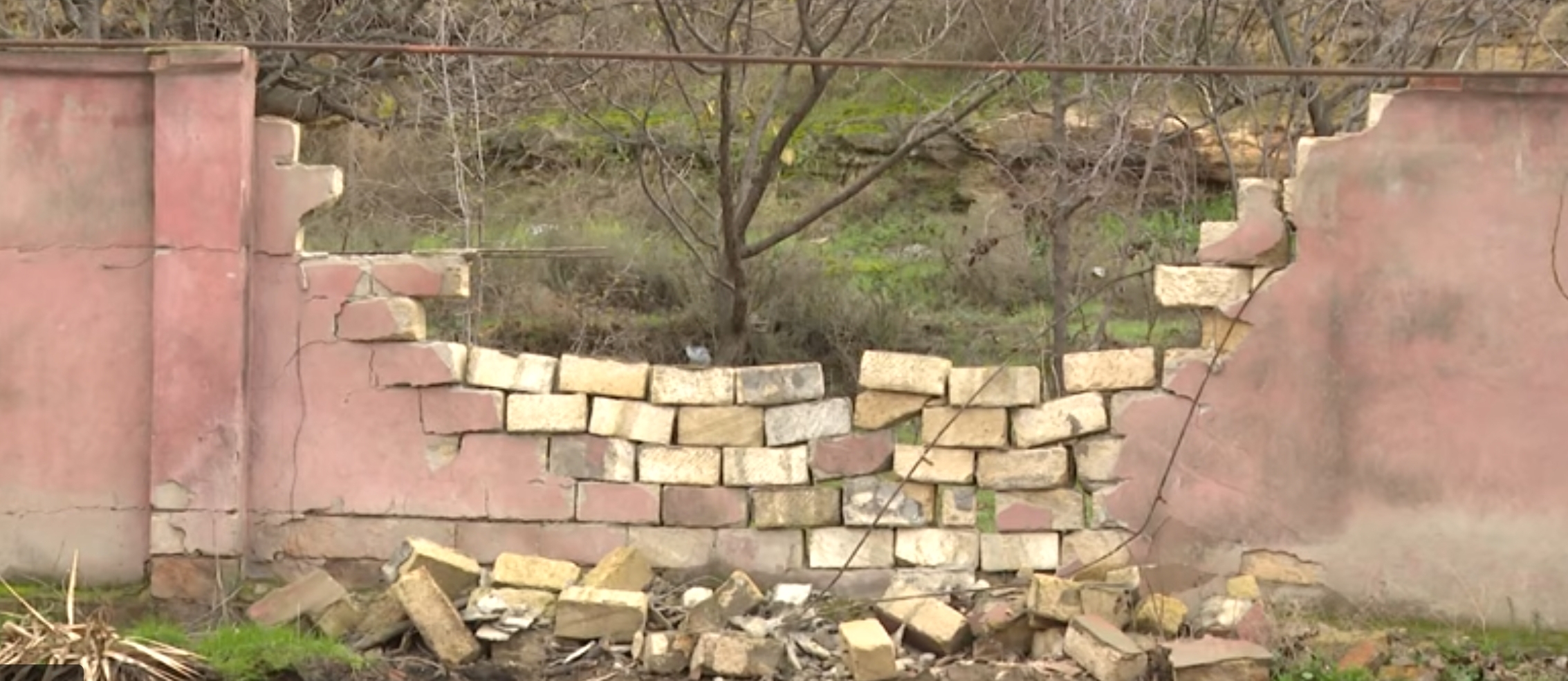 Yazıçılar üçün bina tikdilər, vətəndaşın hasarı uçdu - VİDEO