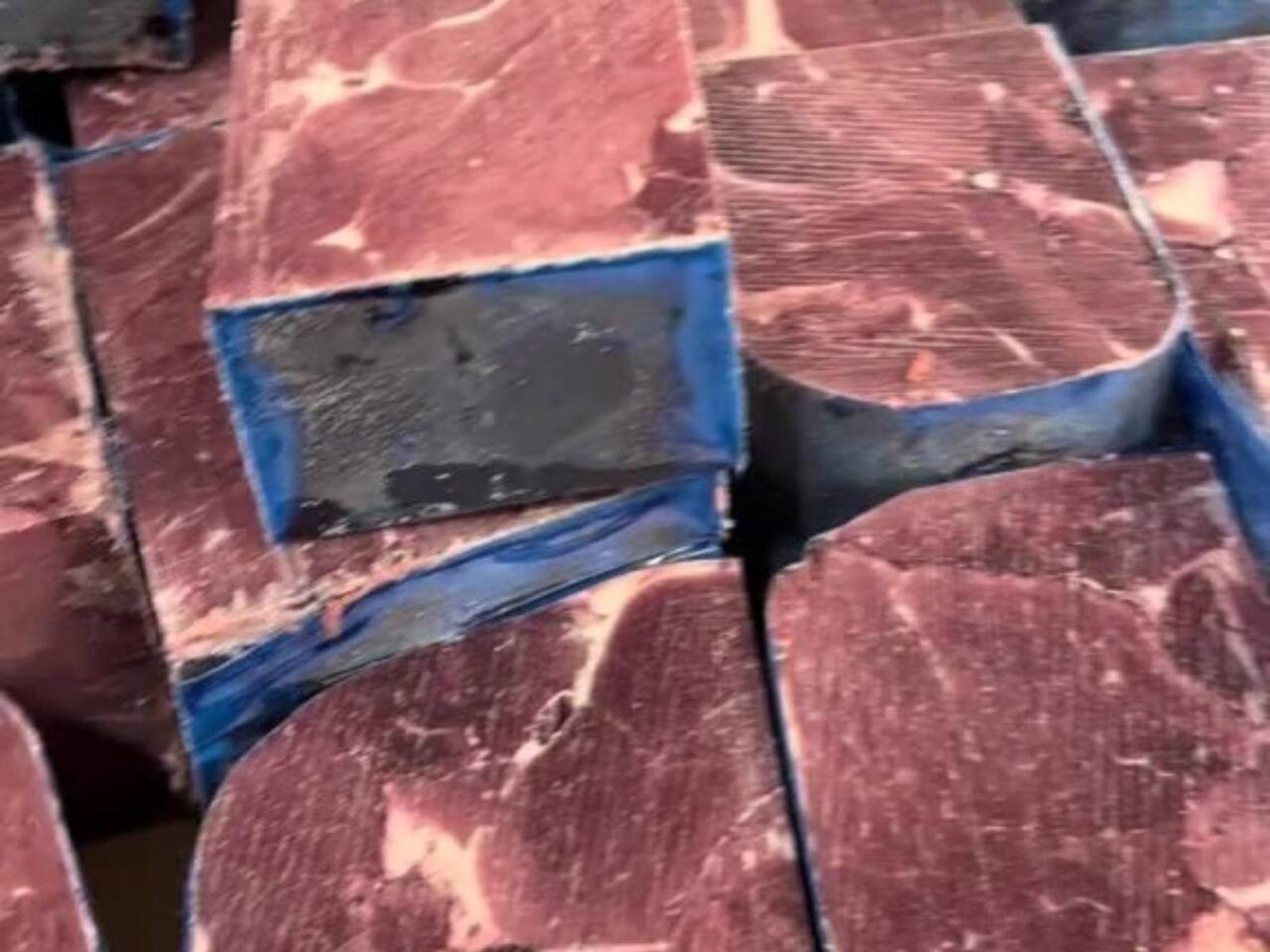 Bakıda ucuz qiymətə qəribə formalı ət satışa çıxarıldı &ndash; VİDEO