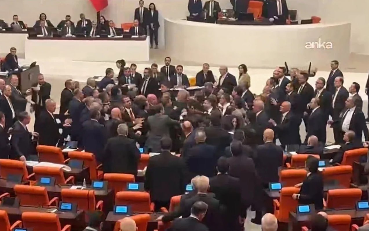 Türkiyə parlamentində dava &ndash; ANBAAN VİDEO