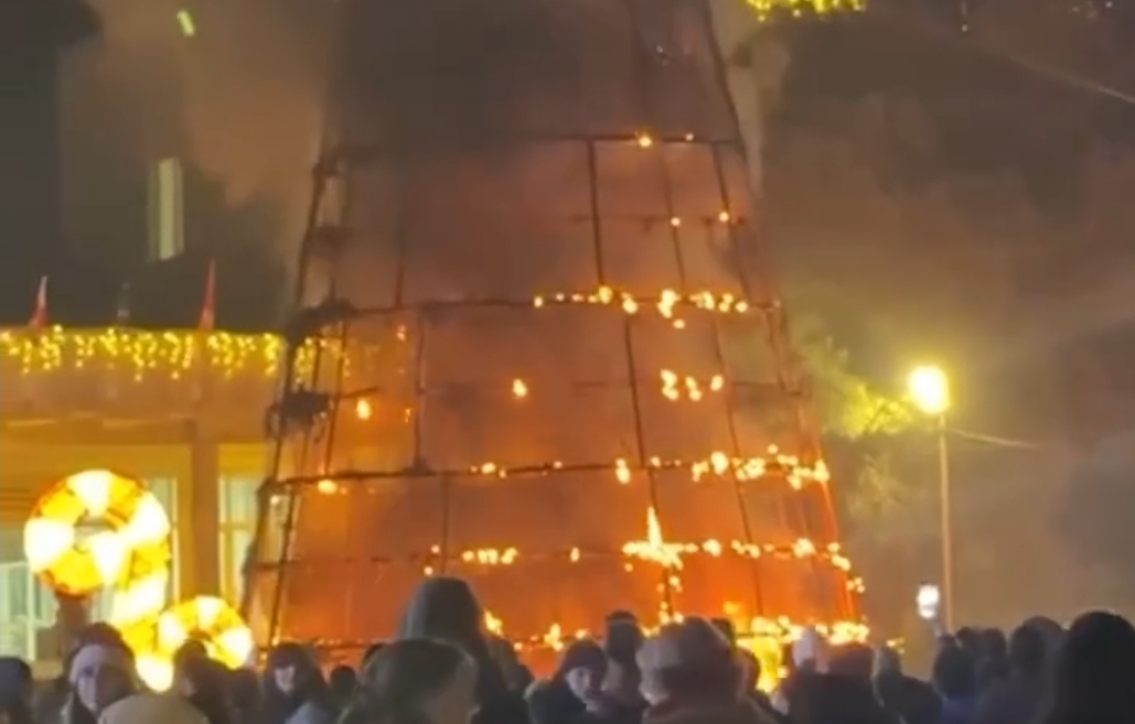 Şəhər meydanındakı bayram yolkası yanaraq külə döndü - VİDEO