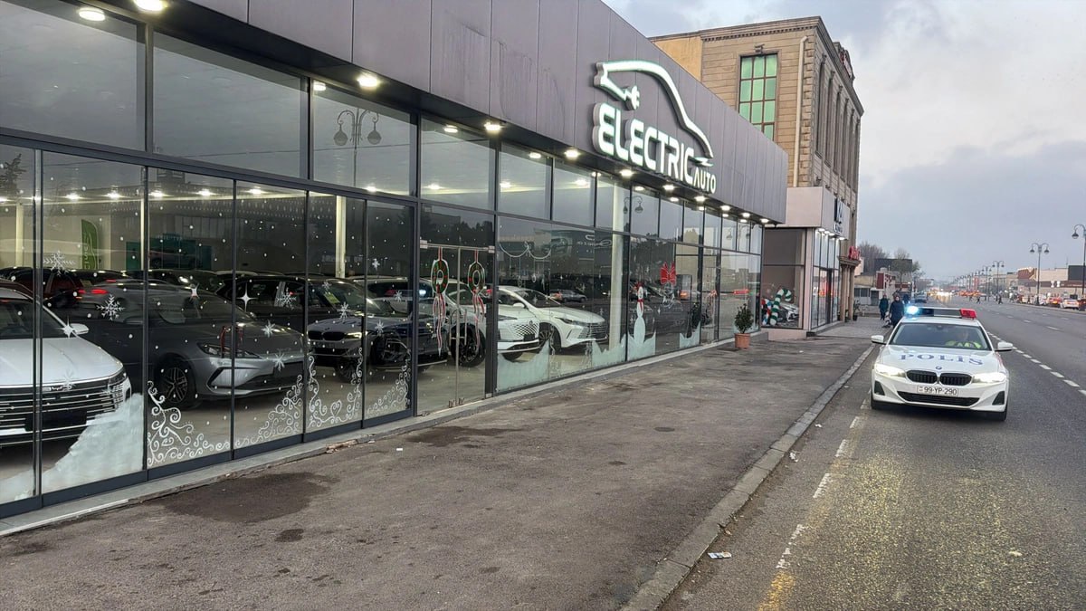 Bakıda avtosalonun qarşısındakı səki avtomobillərdən təmizləndi &ndash; VİDEO