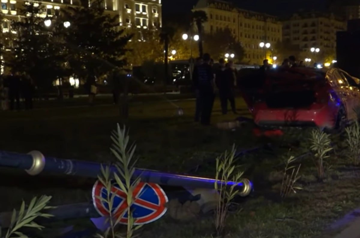 Gecə saatlarında avtomobil Qış parkına girdi - VİDEO