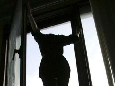 19 yaşlı qız 4-cü mərtəbədən yıxıldı