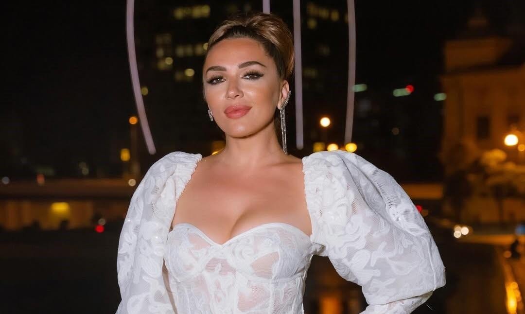 46 yaşlı Əməkdar artist dərin yarıqlı libası ilə DİQQƏT ÇƏKDİ - VİDEO