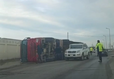 Sumqayıtda TIR aşdı &ndash; VİDEO