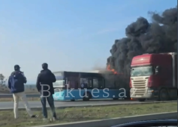 Bakı-Sumqayıt yolunda sərnişin avtobusu yanır - VİDEO