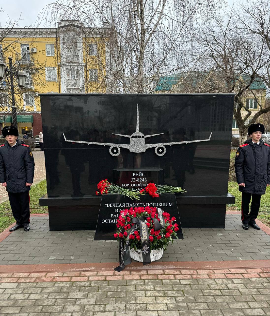 AZAL təyyarəsinin qəzası nəticəsində həlak olanların xatirəsinə Qroznıda memorial plitə ucaldıldı - FOTO