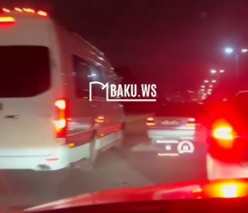 Bakıda məktəbliləri daşıyan mikroavtobus əks zolağa çıxdı – VİDEO Bakıda məktəbliləri daşıyan mikroavtobus əks zolağa çıxdı – VİDEO