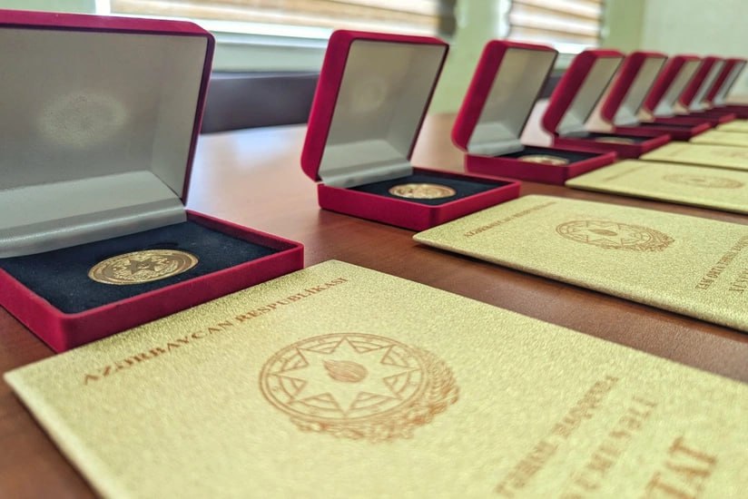 Bu il Bakıda neçə məzuna qızıl nişan VERİLİB? Bu il Bakıda neçə məzuna qızıl nişan VERİLİB?