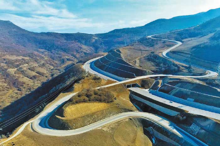 Azad edilmiş ərazilərdə uzunluğu 3700 kilometrdən çox olan avtomobil yolları inşa olunur