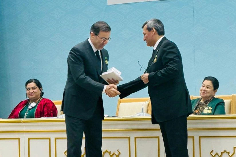 Türkmənistan Prezidenti Azərbaycan səfirini təltif etdi &ndash; FOTO