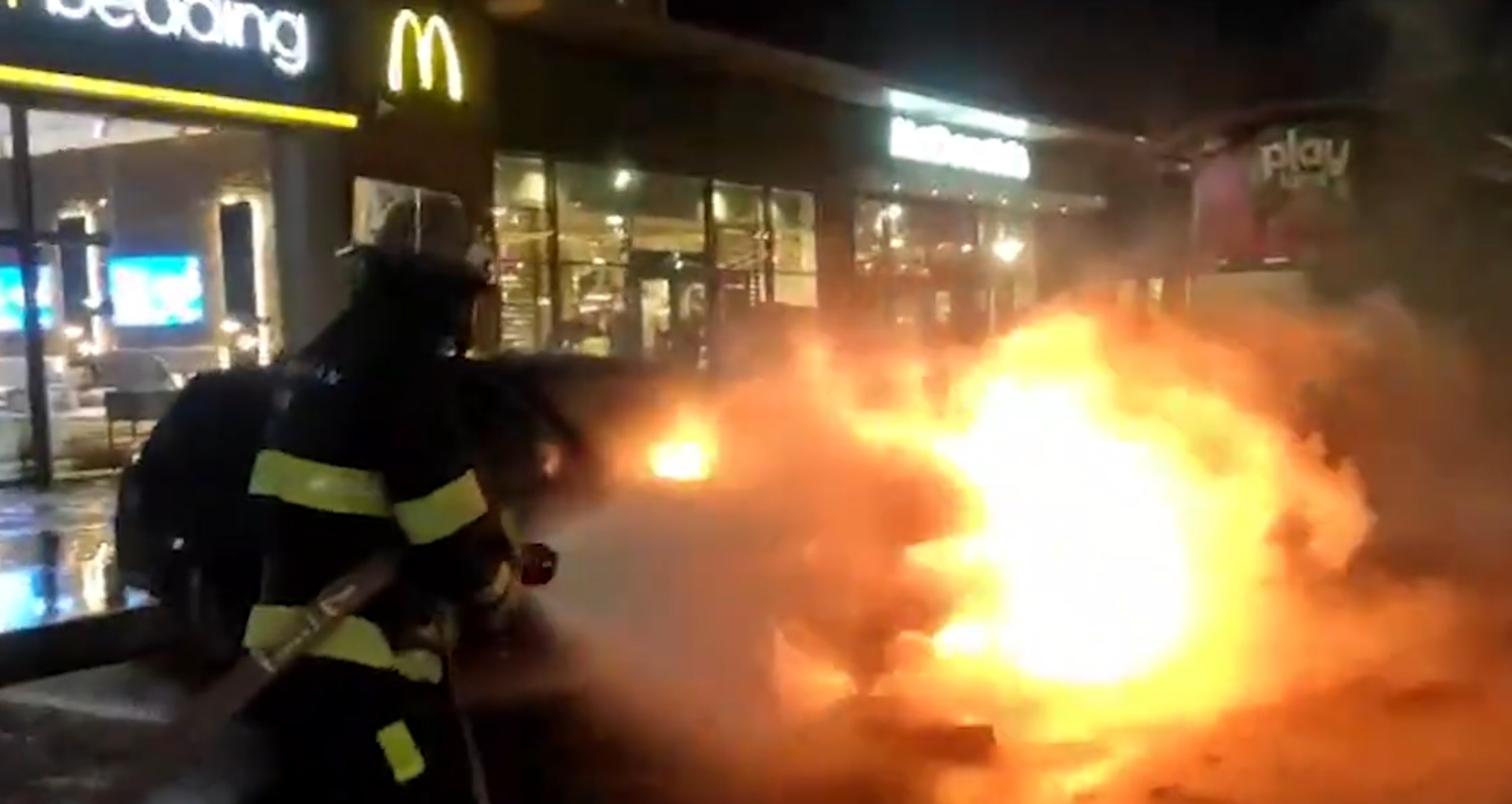 Sumqayıtda &ldquo;Chevrolet&rdquo; yanaraq kül oldu - VİDEO