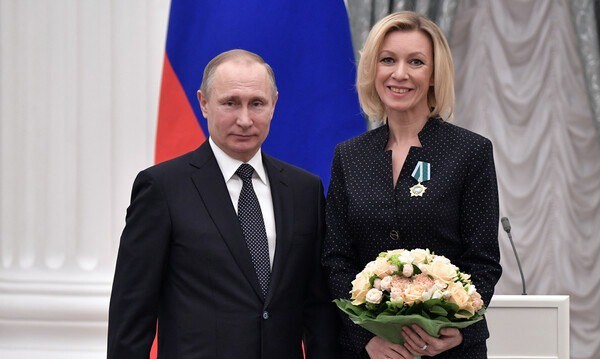 Putindən Zaxarovaya hədiyyə - FOTO Putindən Zaxarovaya hədiyyə - FOTO