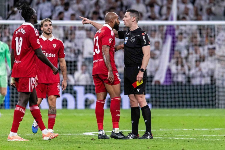 Hakimi təhqir edən futbolçu 6 oyunluq cəza verildi