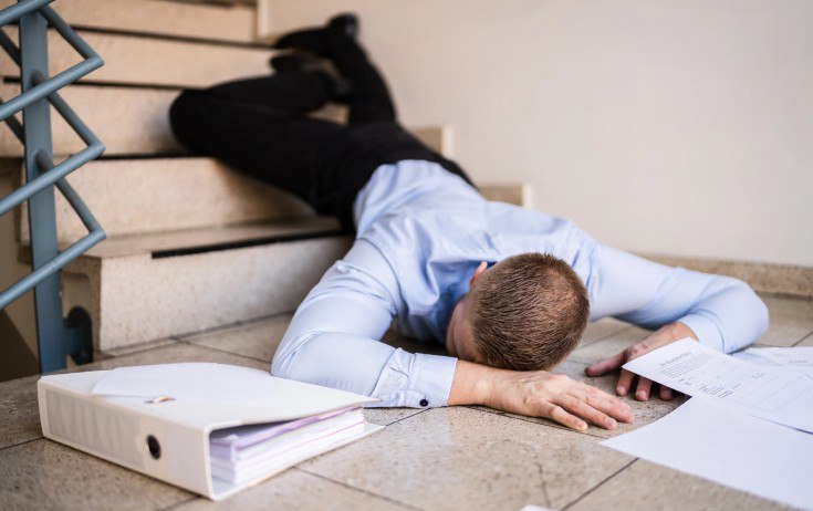 &ldquo;ASAN Xidmət&rdquo;də İNSİDENT: Mühafizəçi ilə əlbəyaxa olub pilləkəndən yıxıldılar