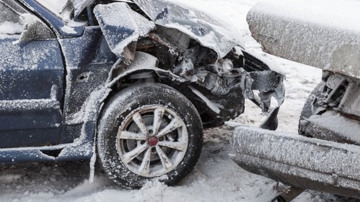 Hacıkənddə yolun buz bağlaması qəzaya səbəb oldu Hacıkənddə yolun buz bağlaması qəzaya səbəb oldu