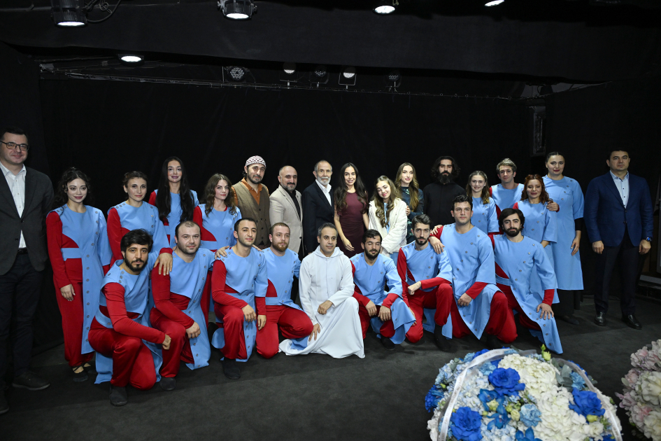 Leyla Əliyeva və Alena Əliyeva Pantomim Teatrında “Romeo və Cülyetta” tamaşasını izlədilər - FOTO Leyla Əliyeva və Alena Əliyeva Pantomim Teatrında “Romeo və Cülyetta” tamaşasını izlədilər - FOTO