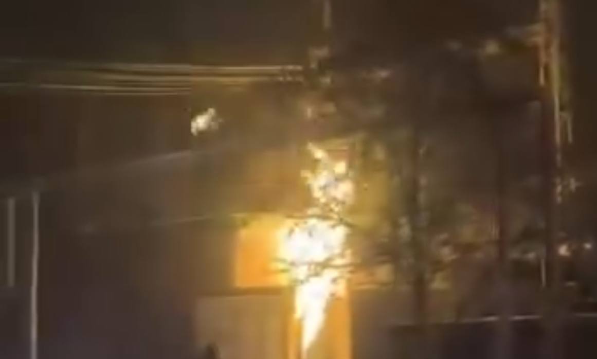 İrəvanda yanğın: Şəhərin bir neçə rayonunda işıq kəsildi - VİDEO