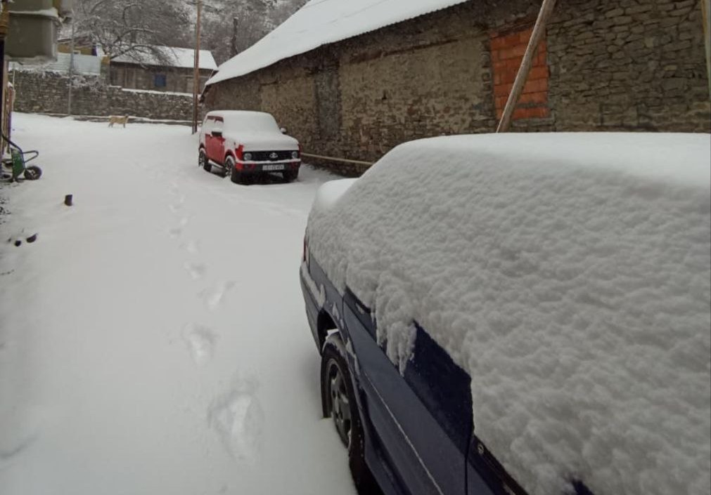 Qaxın bir neçə kəndi ağ örpəyə büründü - VİDEO