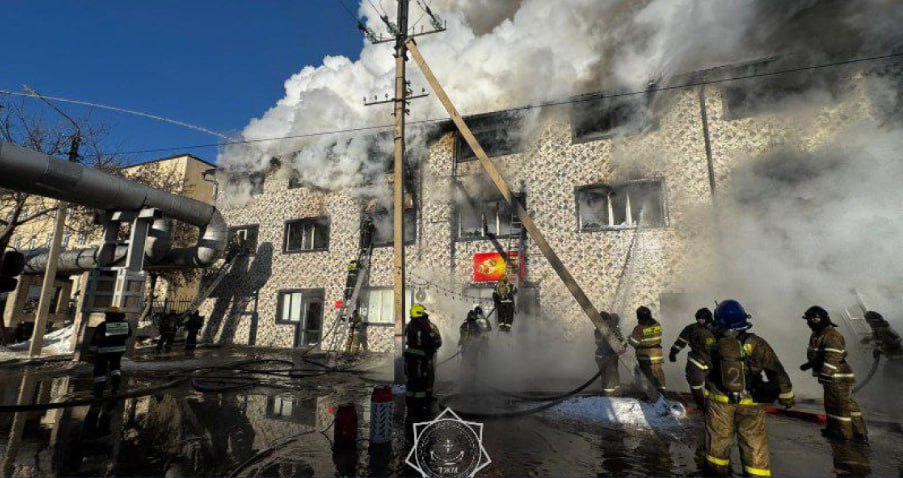 Astanada yanğın - Binanın damı uçdu - FOTO