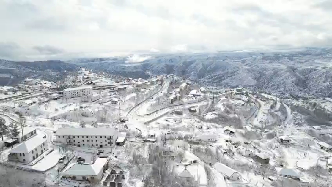 Laçın şəhəri də ağ örpəyə büründü - FOTO