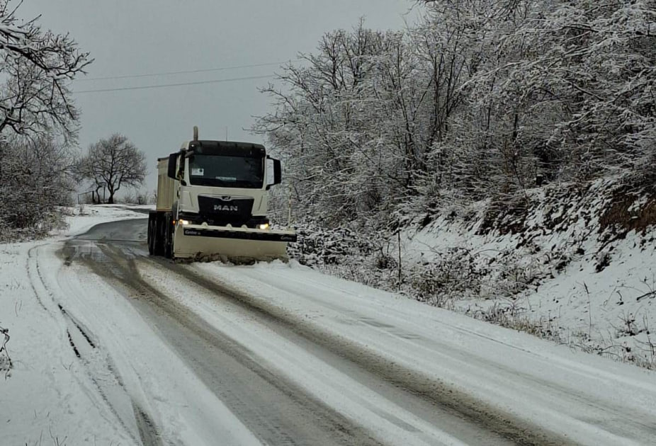 Ağdərədə yollar xüsusi texnikalarla təmizlənir - FOTO/VİDEO
