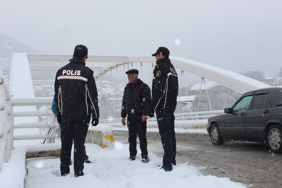 Polis əməkdaşları qarlı havada gücləndirilmiş rejimdə xidmət aparır - FOTO