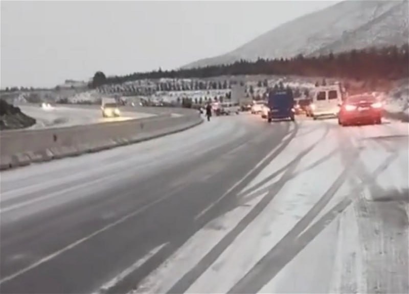 Şahdağ yolunda avtomobil dərəyə aşdı - Hərəkət müvəqqəti dayandırıldı &ndash; VİDEO