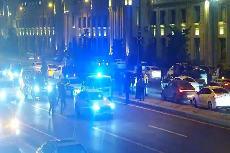 Heydər Əliyev prospektində ağır qəza: Xəsarət alanalar var &ndash; VİDEO