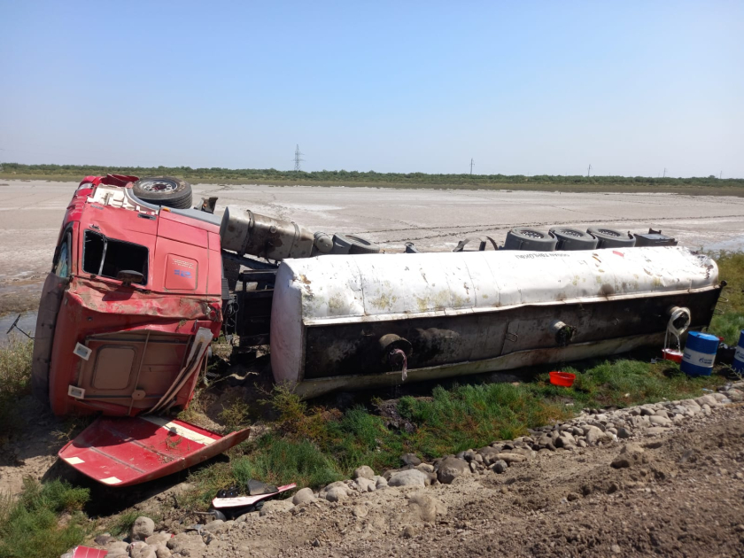 Naxçıvana yanacaq daşıyan yük avtomobili aşdı