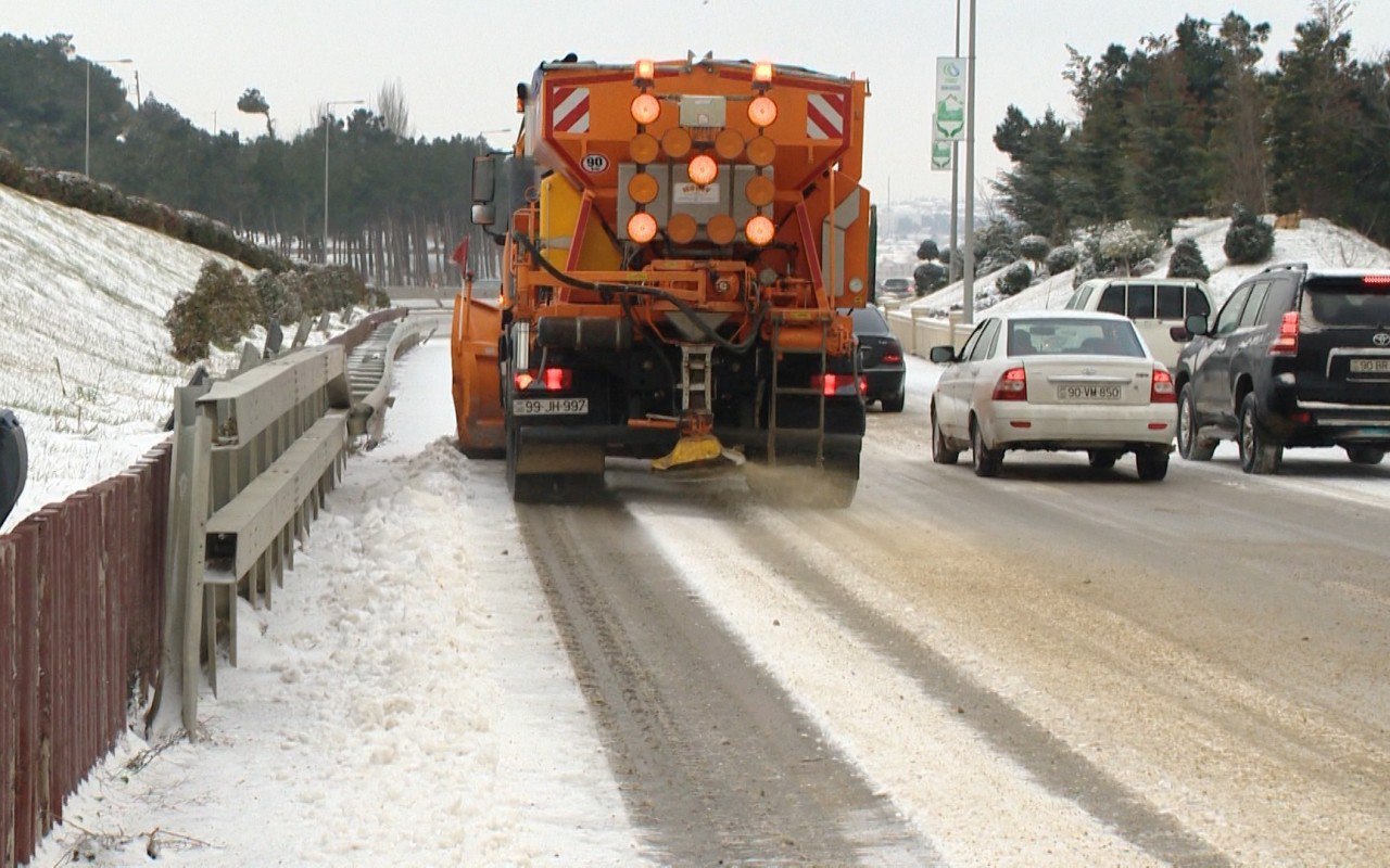 Yollar qar və buzdan təmizlənir - VİDEO
