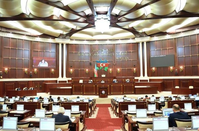 Milli Məclisdə ilin son iclası başladı - Hansı məsələlər müzakirə olunur?