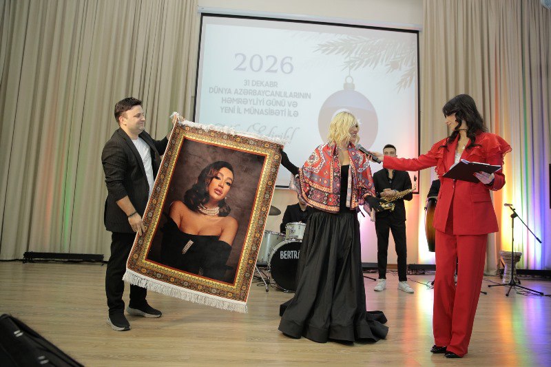 Röyanın icra başçısı ilə bu şəkli tənqid olundu &ndash; FOTO