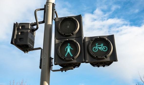 Yol hərəkətində dəyişiklik edildi, yeni işıqforlar quraşdırıldı Yol hərəkətində dəyişiklik edildi, yeni işıqforlar quraşdırıldı