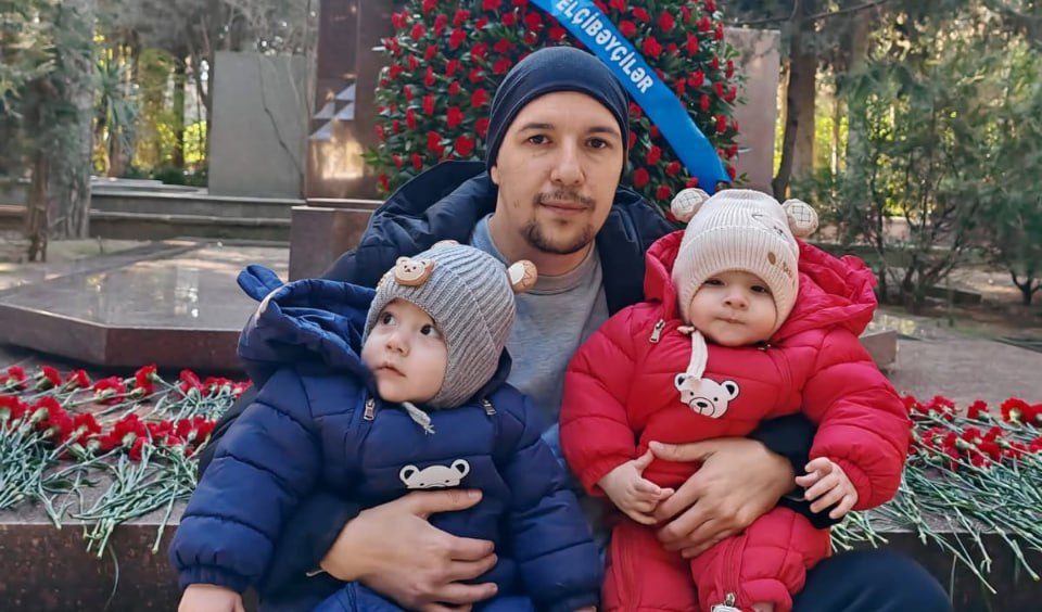 Əkiz nəvələri Elçibəyin məzarı başında &ndash; FOTO